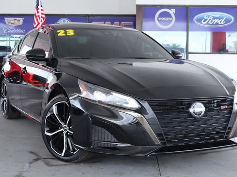 Used 2023 Nissan Altima 2.5 SR w/ SR Premium Package image 2