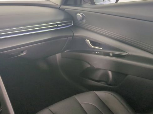 Certified 2025 Hyundai Elantra Limited FWD image 18