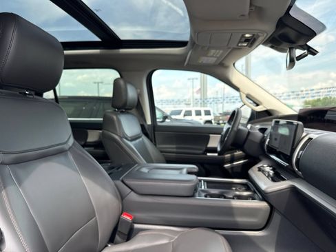 Used 2025 Ford Expedition Active AWD/4WD image 16