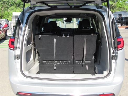 Certified 2024 Chrysler Pacifica Limited AWD/4WD image 21