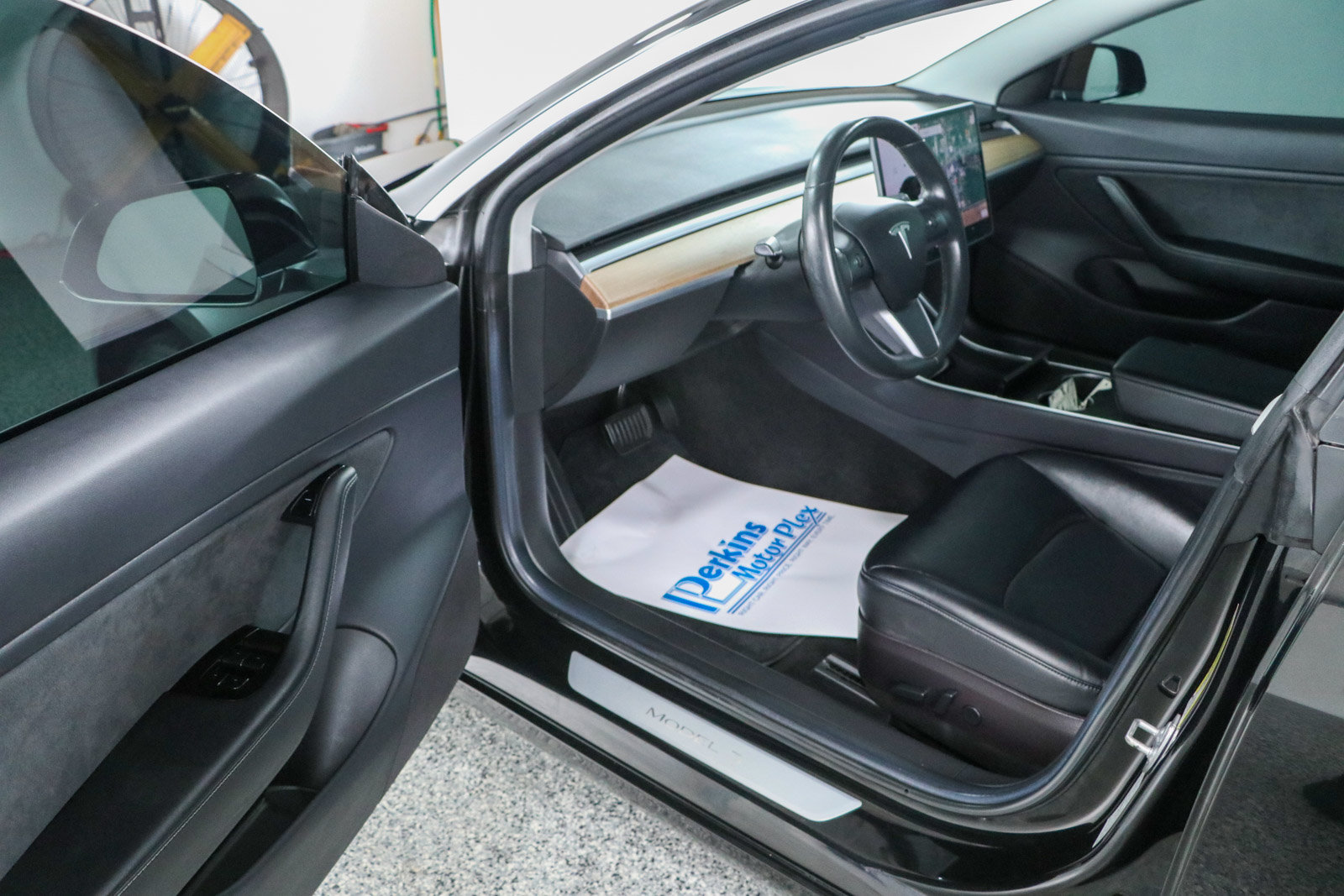 Used 2018 Tesla Model 3 Long Range RWD image 3