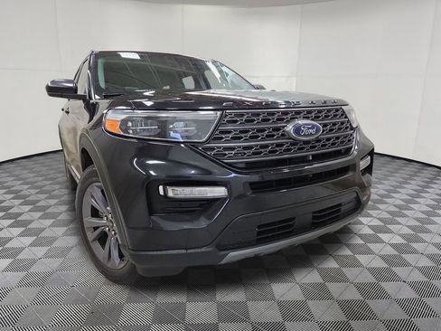 Used 2022 Ford Explorer XLT w/ XLT Sport Appearance Package AWD/4WD image 2
