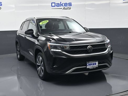 Used 2024 Volkswagen Taos SE FWD image 3