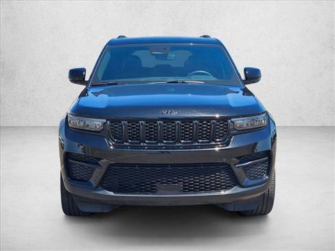 Used 2023 Jeep Grand Cherokee Altitude AWD/4WD image 2