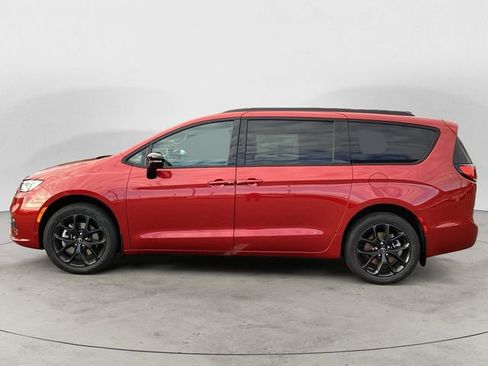 New 2026 Chrysler Pacifica Select image 2