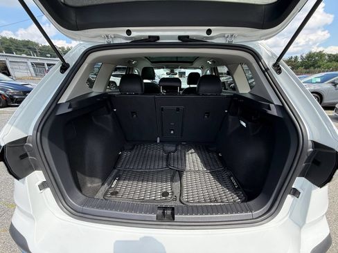 Used 2025 Volkswagen Taos SE w/ Panoramic Sunroof Package FWD image 26