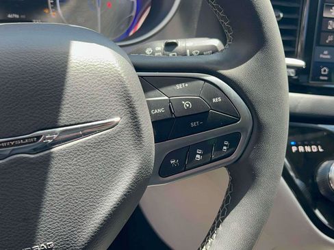 Used 2023 Chrysler Pacifica Touring-L FWD image 19