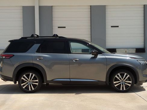 Used 2024 Nissan Pathfinder Platinum w/ Black Appearance Package FWD image 4