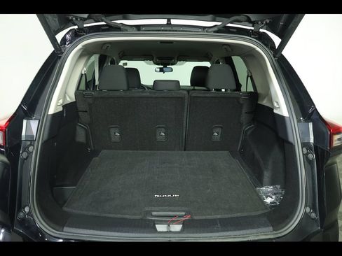 Used 2025 Nissan Rogue SV AWD/4WD image 11