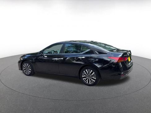 Used 2025 Nissan Altima 2.5 SV FWD image 17