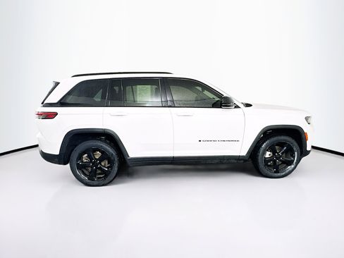 Used 2023 Jeep Grand Cherokee Limited w/ Black Appearance Package image 10