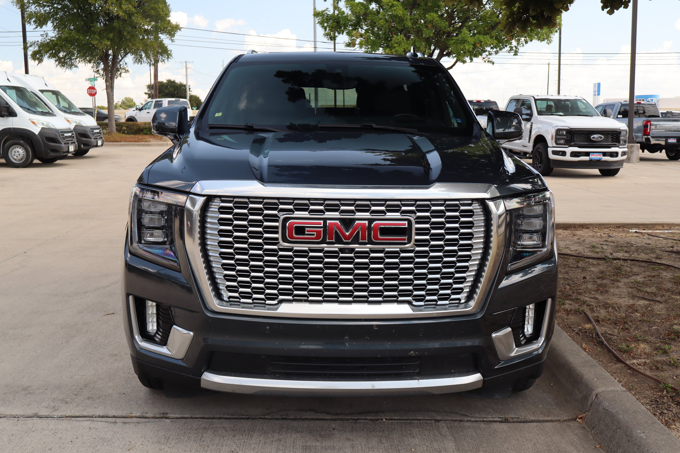 Used 2021 GMC Yukon Denali w/ Denali Premium Package AWD/4WD image 10
