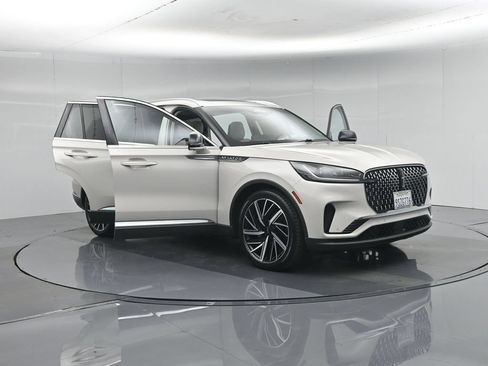 Used 2025 Lincoln Aviator Reserve w/ Equipment Group 201A AWD/4WD image 39