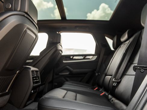 Certified 2025 Porsche Cayenne image 29