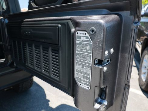 Used 2024 Jeep Wrangler Unlimited AWD/4WD image 39