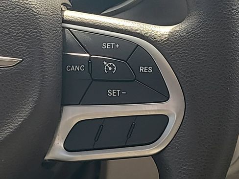 Used 2017 Chrysler Pacifica Touring w/ Tire & Wheel Group FWD image 20