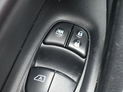 Used 2015 Nissan Rogue SV image 12