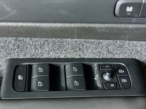 Used 2025 Volvo XC40 B5 Plus image 15