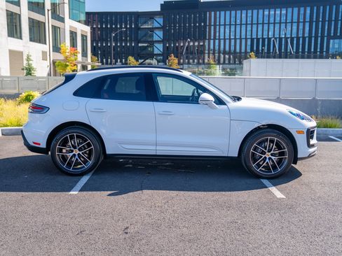 Certified 2026 Porsche Macan AWD/4WD image 8