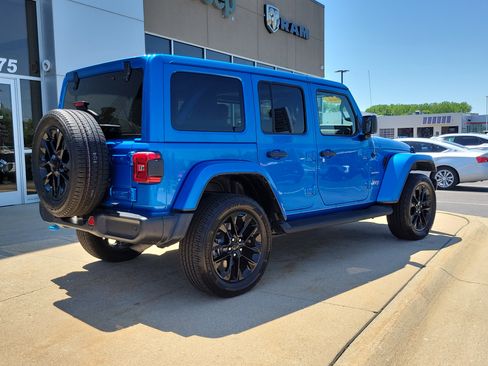 Used 2022 Jeep Wrangler Unlimited Sahara w/ Cold Weather Group AWD/4WD image 4