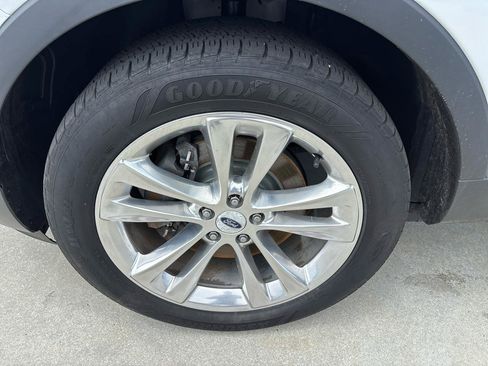 Used 2019 Ford Explorer XLT w/ Equipment Group 202A AWD/4WD image 11