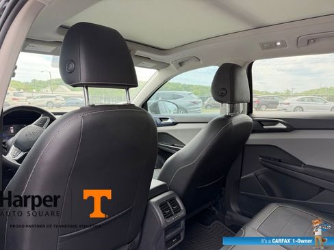 Used 2023 Volkswagen Taos SE w/ Panoramic Sunroof Package image 11