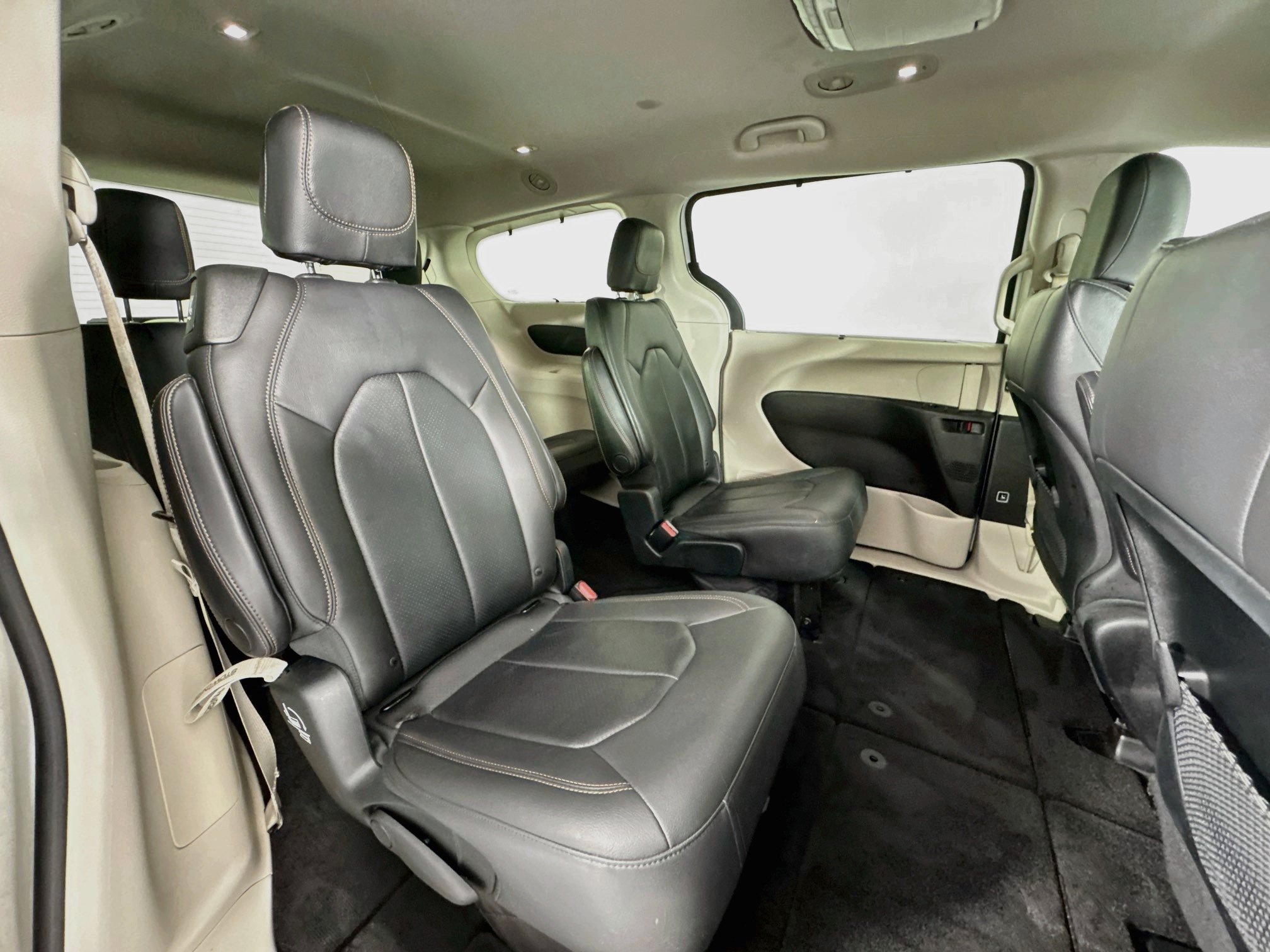 Used 2018 Chrysler Pacifica Touring-L FWD image 28
