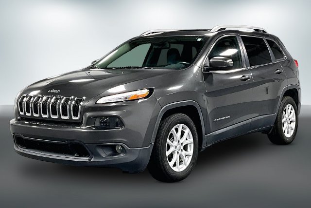 Used 2017 Jeep Cherokee Latitude w/ Comfort & Sound Group FWD image 3