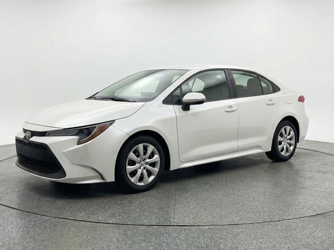 Used 2025 Toyota Corolla LE FWD image 3