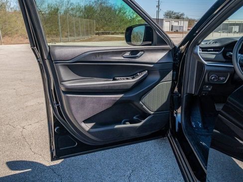 Used 2025 Jeep Grand Cherokee L Altitude image 10