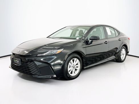 Used 2025 Toyota Camry LE image 3