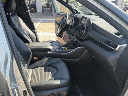 Used 2022 Toyota Highlander XSE FWD image 20