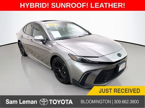 Used 2025 Toyota Camry SE image 1