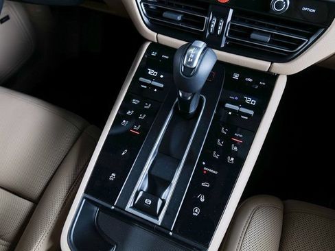 Certified 2026 Porsche Macan AWD/4WD image 17