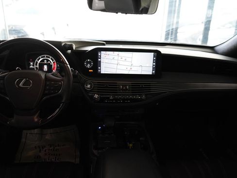 Used 2022 Lexus LS 500 w/ Luxury Package RWD image 17