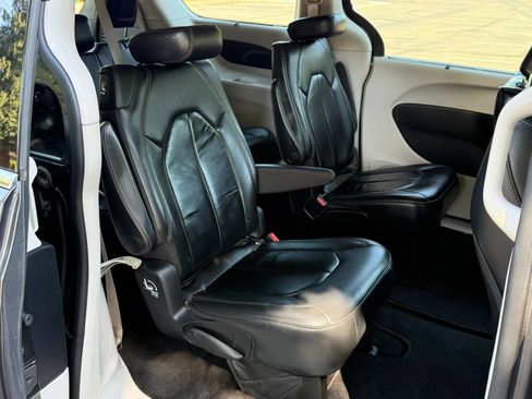 Used 2017 Chrysler Pacifica Touring-L FWD image 29