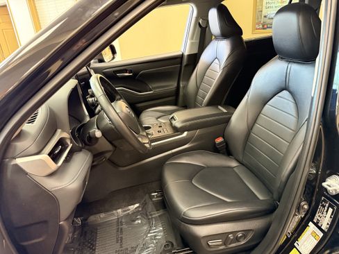 Used 2023 Toyota Highlander XLE AWD/4WD image 8