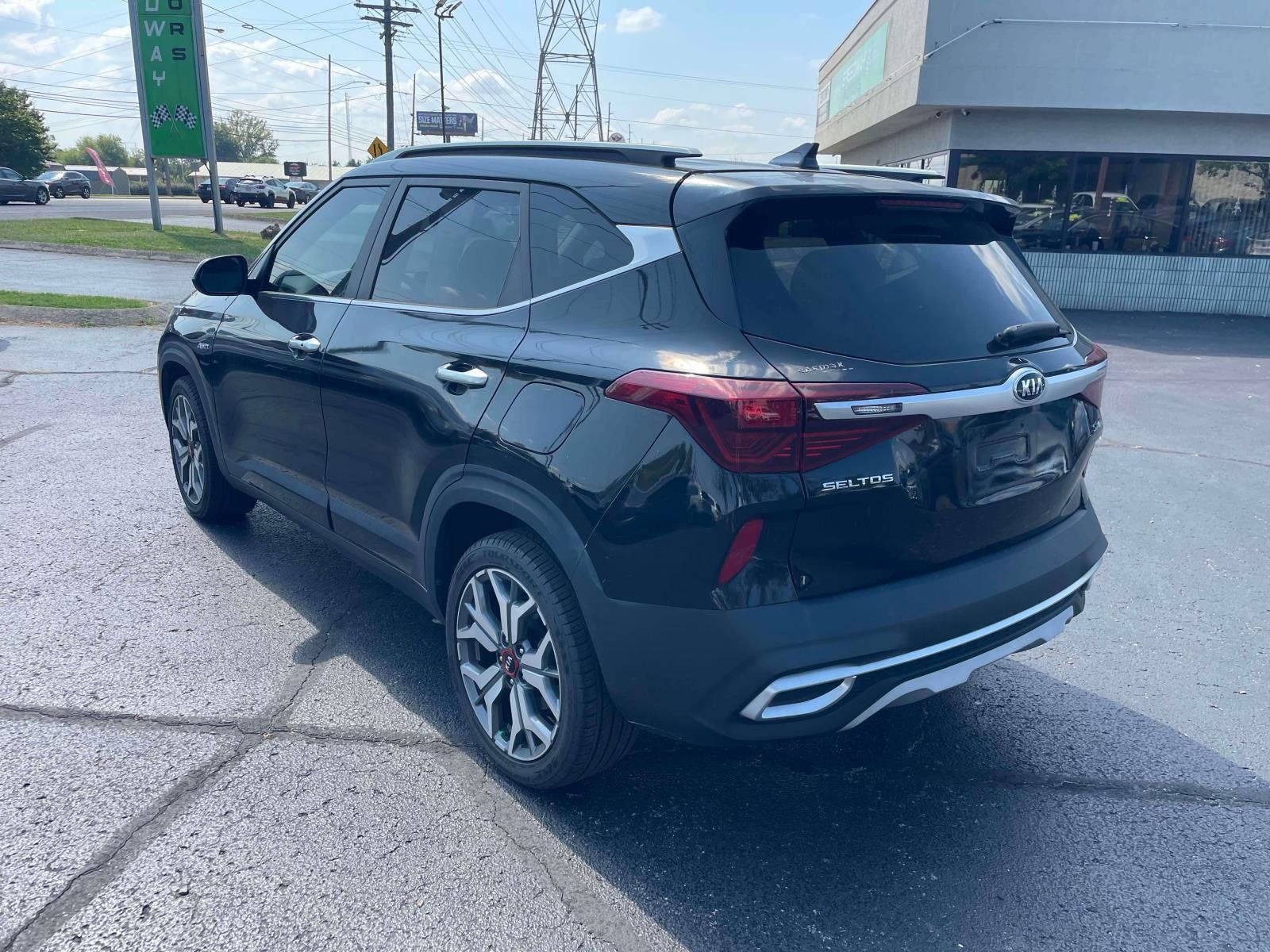 Used 2021 Kia Seltos SX w/ SX Sunroof Package AWD/4WD image 5