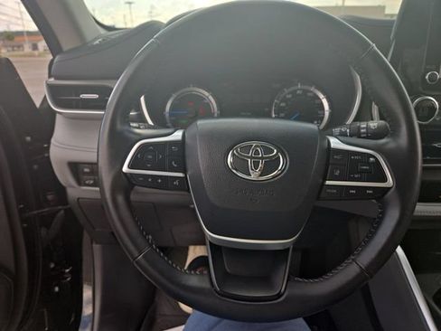 Used 2024 Toyota Highlander XLE AWD/4WD image 14
