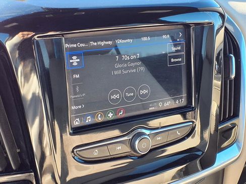 Used 2022 Chevrolet Traverse LS image 4