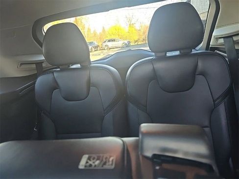 Used 2018 Volvo XC90 T5 Momentum image 12