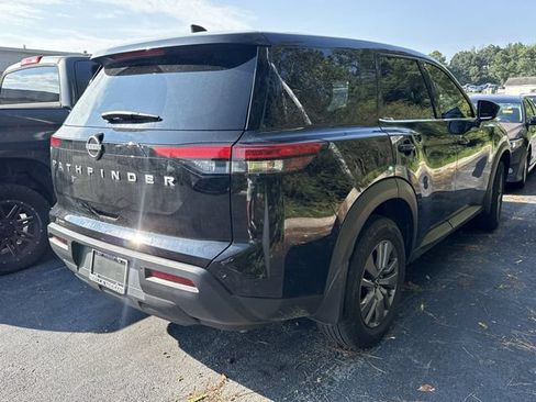 Used 2025 Nissan Pathfinder S FWD image 3