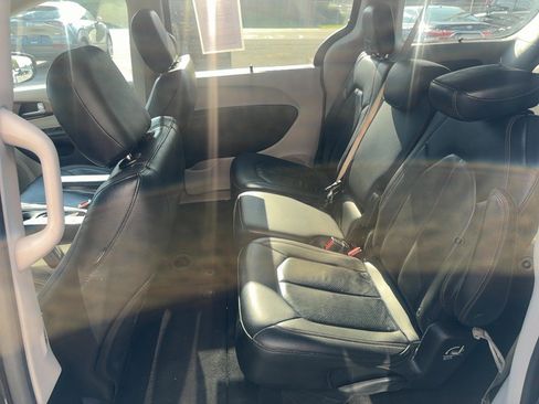 Used 2019 Chrysler Pacifica Touring-L FWD image 10