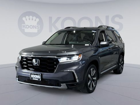 Used 2025 Honda Pilot Touring image 1