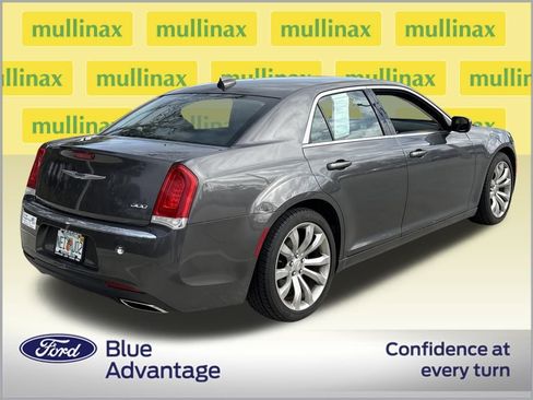 Used 2019 Chrysler 300 Touring L w/ Quick Order Package 22F image 4