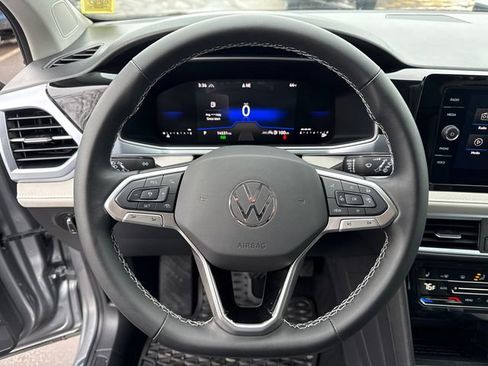 Certified 2025 Volkswagen Taos SE w/ Panoramic Sunroof Package image 14