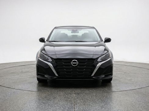 Used 2025 Nissan Altima 2.5 SV FWD image 2