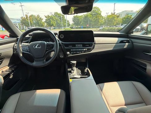 Used 2025 Lexus ES 350 w/ Premium Package FWD image 11