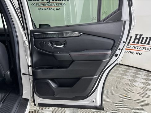 Used 2025 Honda Pilot Black Edition image 32