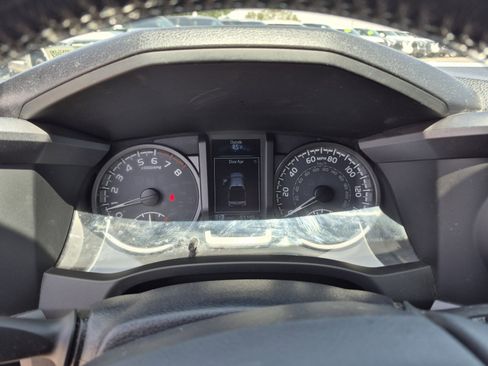 Used 2018 Toyota Tacoma TRD Off-Road AWD/4WD image 10
